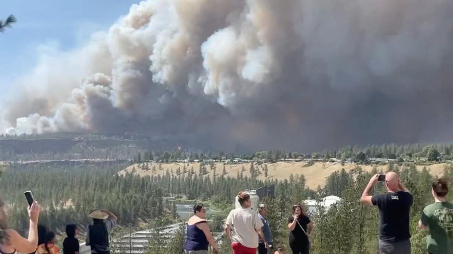 USA-WILDFIRES/WASHINGTONOrang-orang menyaksikan kepulan asap besar nan membubung dari kebakaran rimba di Spokane, AS, 1 Agustus 2026, dalam tangkapan layar nan diperoleh dari video media sosial ini.