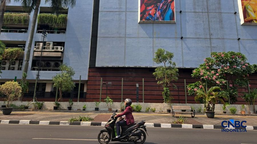 Warga melintas di samping pagar Blok M Plaza, Jakarta, Senin (3/8/2026). Polemik pemasangan pagar tinggi di sejumlah pusat perbelanjaan di Jakarta mencuri perhatian setelah beberapa mal memasang pagar besi nan mengelilingi area bangunan.