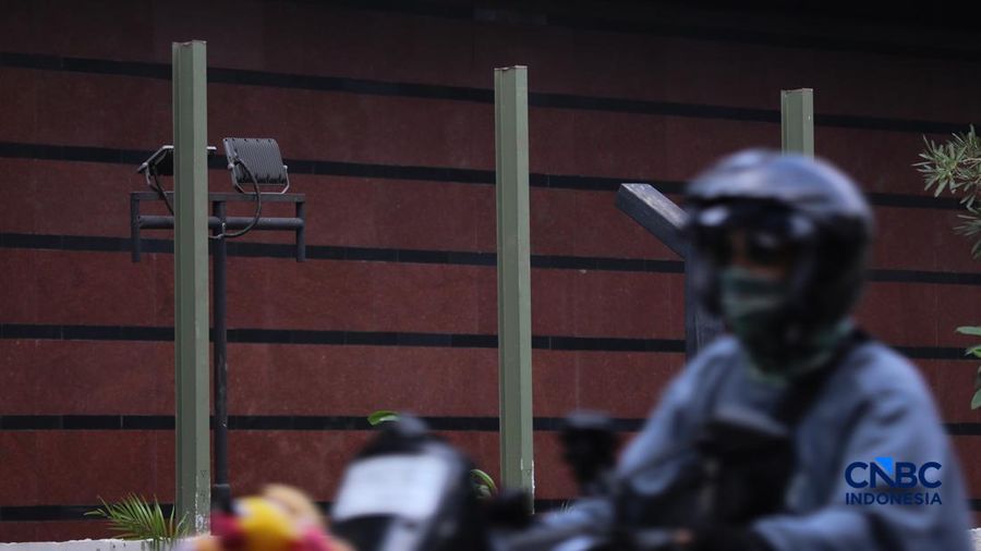 Warga melintas di samping pagar Blok M Plaza, Jakarta, Senin (3/8/2026). Polemik pemasangan pagar tinggi di sejumlah pusat perbelanjaan di Jakarta mencuri perhatian setelah beberapa mal memasang pagar besi nan mengelilingi area bangunan. (CNBC Indon