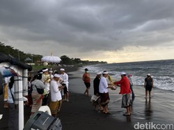 Ombak Besar Ancam Ritual di Goa Lawah, Pecalang Minta Warga Waspada