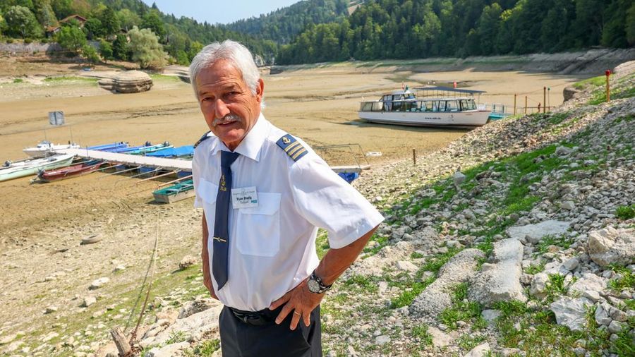 Yvan Durig, pemilik Societe de Navigation des Brenets, berpose di depan sebuah perahu nan tertambat di Danau Brenet nan nyaris kosong, lantaran kondisi kekeringan nan memengaruhi Sungai Doubs menurunkan permukaan air di perbatasan Swiss-Prancis di Les Brenets, Swiss, 30 Juli 2026.