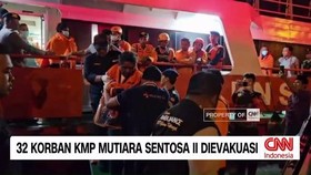 Sebanyak 32 korban yang berhasil diselamatkan dari kebakaran KMP Mutiara Sentosa II di perairan Sumenep kembali tiba di Pelabuhan Tanjung Perak, Surabaya. Sementara itu, Basarnas memastikan jumlah penumpang yang terverifikasi sebanyak 236 orang, deng