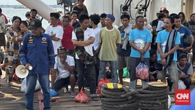 Keluarga korban KMP Mutiara Sentosa II yang hilang diminta melapor ke Polres Tanjung Perak atau KSOP untuk mendukung proses pencarian oleh Basarnas.