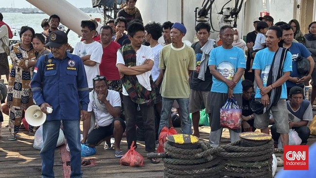 Keluarga korban KMP Mutiara Sentosa II yang hilang diminta melapor ke Polres Tanjung Perak atau KSOP untuk mendukung proses pencarian oleh Basarnas.