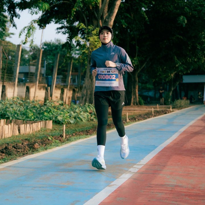<p>Sebelum kejutan perayaan ulang tahunnya, Syifa menggelar acara <em>Fun Run</em> bertajuk 'Cipol's Fun Run Party'. Di acara ini Syifa mengajak teman dan keluarganya ikut lari santai untuk merayakan ulang tahunnya, Bunda. Layaknya kompetisi lari, peserta&nbsp;yang mengikuti <em>Fun Run</em> juga mendapatkan medali usai sampai di garis <em>finish</em>.&nbsp;(Foto: Instagram @syifamutiara.s)</p>