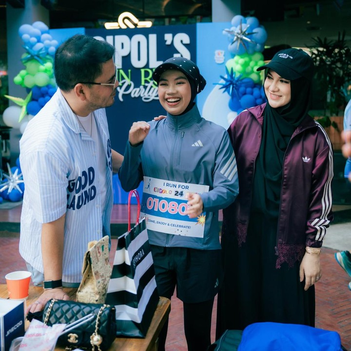 <p>Melalui unggahan di Instagram, Irish Bella membagikan potret kemeriahaan ulang tahun Syifa, putri sambungnya yang baru saja menyandang gelar dokter. "<em>Happy Birthday to our Bu dokkkk @syifamutiara.s. Another day celebrating you</em>!" tulis Irish Bella. (Foto: Instagram @_irishbella_)</p>