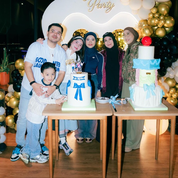<p>Di pesta ulang tahun ini, Syifa memperlihatkan keakrabannya dengan Irish Bella dan kedua adik sambungnya, yakni Air Rumi Akbar 1453 dan Amala Puti Sabai Akbar. Sepanjang acara, keluarga ini terlihat begitu bahagia bisa merayakan momen spesial bersama. (Foto: Instagram @_irishbella_)</p>