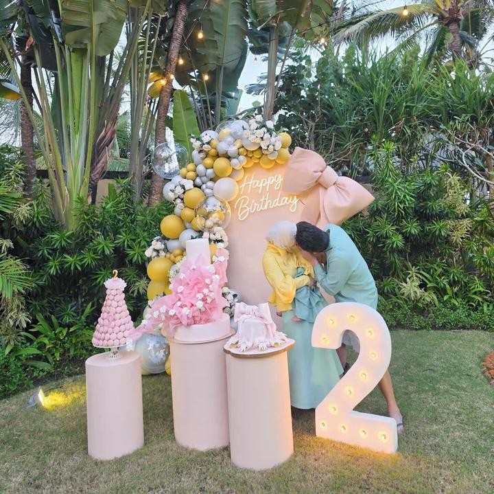 <p>Melalui unggahan di Instagram, Syahrini membagikan potret pesta ulang tahun sang putri yang digelar di outdoor dengan pemandangan pepohonan nan hijau dan berlatar pantai. Di acara ulang tahun ini, Syahrini dan sang putri kompak mengenakan baju bernuansa warna biru dengan rok warna hijau toska. (Foto: Instagram @princessyahrini)</p>