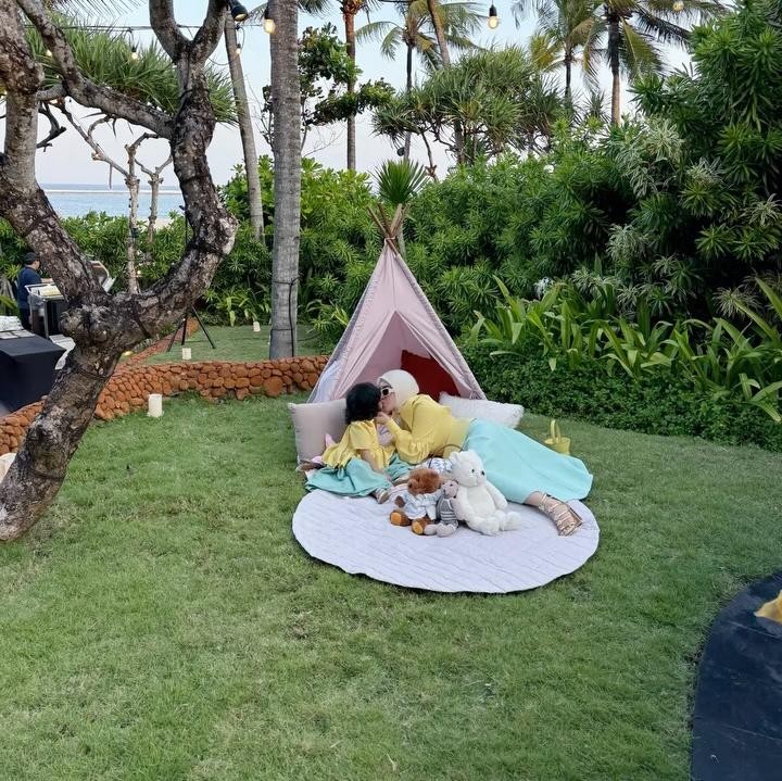 <p>Di hari ulang tahun sang putri, Syahrini menggelar perayaan sederhana di Bali. Hari ulang tahun 'Baby R', yang jatuh pada 1 Agustus menjadi begitu spesial karena juga bertepatan dengan ulang tahun Syahrini yang ke-46 tahun. (Foto: Instagram @princessyahrini)</p>