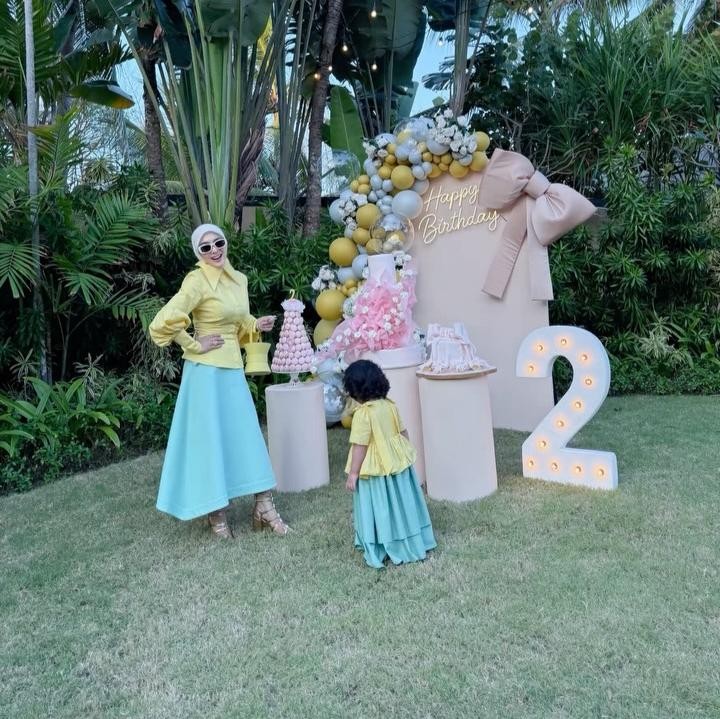 <p>Penyanyi Syahrini memiliki seorang putri dari pernikahannya dengan pengusaha Reino Barack. Sampai saat ini, nama sang putri masih disembunyikan dari publik, sehingga lebih akrab dipanggil 'Baby R'. Beberapa waktu lalu, ia baru saja merayakan ulang tahun ke-2, Bunda. (Foto: Instagram @princessyahrini)</p>