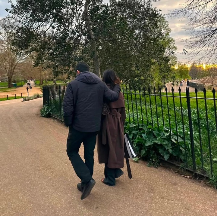 <p>Hal tersebut dibagikan langsung oleh sang atlet melalui beberapa foto yang diunggah di akun Instagram pribadinya. Taufik terlihat menampilkan momen-momen manis bersama sang putri yang kini sudah gadis.&nbsp;(Foto: Instagram @taufikhidayatofficial)</p>