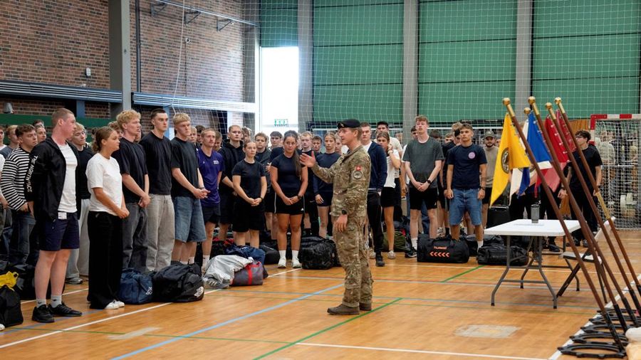 Angkatan Bersenjata Denmark menyatakan sekitar 1.600 pemuda mulai menjalani masa wajib militer nan diperpanjang menjadi 11 bulan, dari sebelumnya hanya empat bulan. (REUTERS/Tom Little)