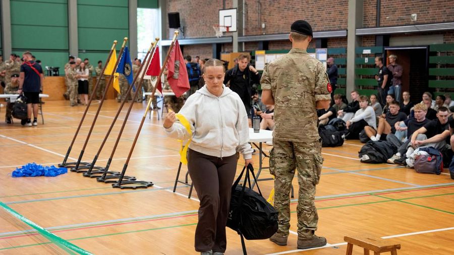 Angkatan Bersenjata Denmark menyatakan sekitar 1.600 pemuda mulai menjalani masa wajib militer nan diperpanjang menjadi 11 bulan, dari sebelumnya hanya empat bulan. (REUTERS/Tom Little)