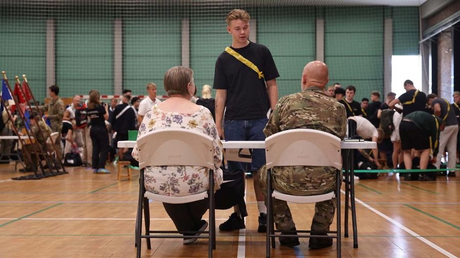 Angkatan Bersenjata Denmark menyatakan sekitar 1.600 pemuda mulai menjalani masa wajib militer nan diperpanjang menjadi 11 bulan, dari sebelumnya hanya empat bulan. (REUTERS/Tom Little)