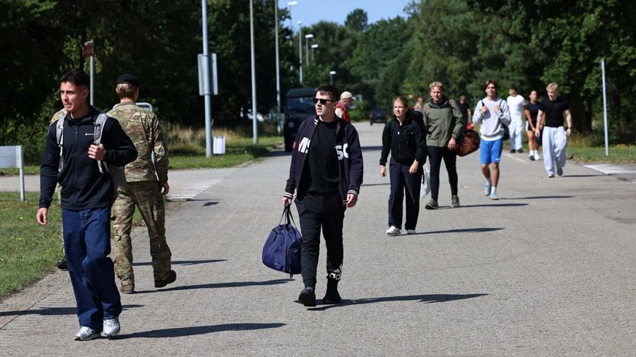 Angkatan Bersenjata Denmark menyatakan sekitar 1.600 pemuda mulai menjalani masa wajib militer nan diperpanjang menjadi 11 bulan, dari sebelumnya hanya empat bulan. (REUTERS/Tom Little)
