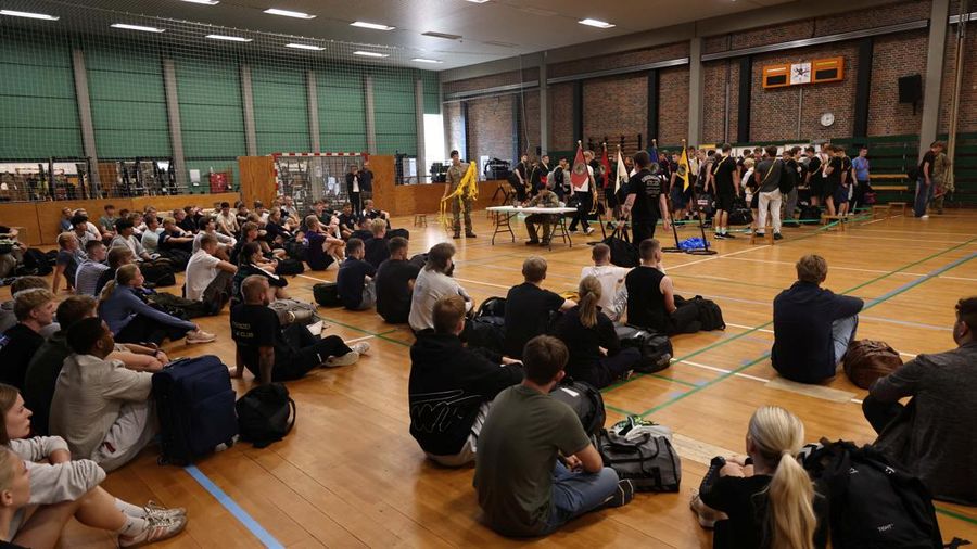 Angkatan Bersenjata Denmark menyatakan sekitar 1.600 pemuda mulai menjalani masa wajib militer nan diperpanjang menjadi 11 bulan, dari sebelumnya hanya empat bulan. (REUTERS/Tom Little)