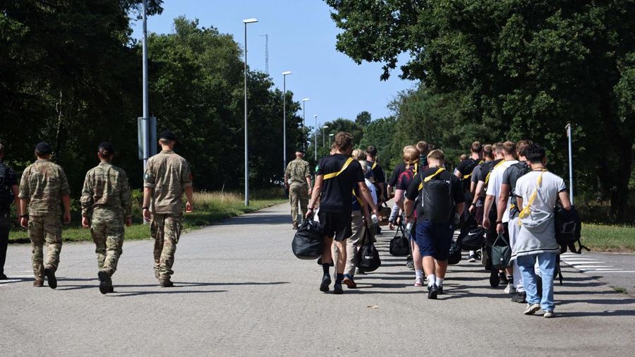 Angkatan Bersenjata Denmark menyatakan sekitar 1.600 pemuda mulai menjalani masa wajib militer nan diperpanjang menjadi 11 bulan, dari sebelumnya hanya empat bulan. (REUTERS/Tom Little)