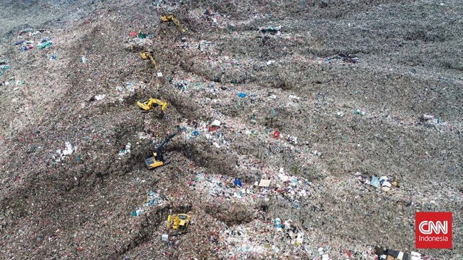 Petugas memasang patok pada geomembran sebagai media pelindung untuk menutup tumpukan sampah di Tempat Pengolahan Sampah Terpadu (TPST) Bantargebang, Kota Bekasi, Jawa Barat, Selasa (4/8/2026). (CNN Indonesia/Adi ibrahim)