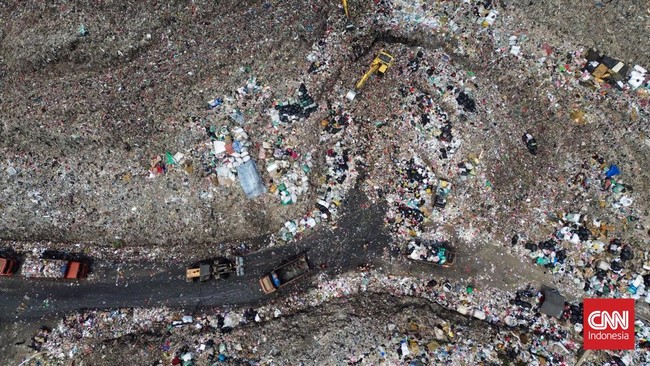 Petugas memasang patok pada geomembran sebagai media pelindung untuk menutup tumpukan sampah di Tempat Pengolahan Sampah Terpadu (TPST) Bantargebang, Kota Bekasi, Jawa Barat, Selasa (4/8/2026). (CNN Indonesia/Adi ibrahim)