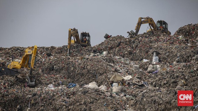 Petugas memasang patok pada geomembran sebagai media pelindung untuk menutup tumpukan sampah di Tempat Pengolahan Sampah Terpadu (TPST) Bantargebang, Kota Bekasi, Jawa Barat, Selasa (4/8/2026). (CNN Indonesia/Adi ibrahim)