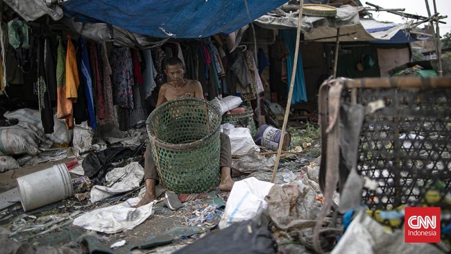 Petugas memasang patok pada geomembran sebagai media pelindung untuk menutup tumpukan sampah di Tempat Pengolahan Sampah Terpadu (TPST) Bantargebang, Kota Bekasi, Jawa Barat, Selasa (4/8/2026). (CNN Indonesia/Adi ibrahim)
