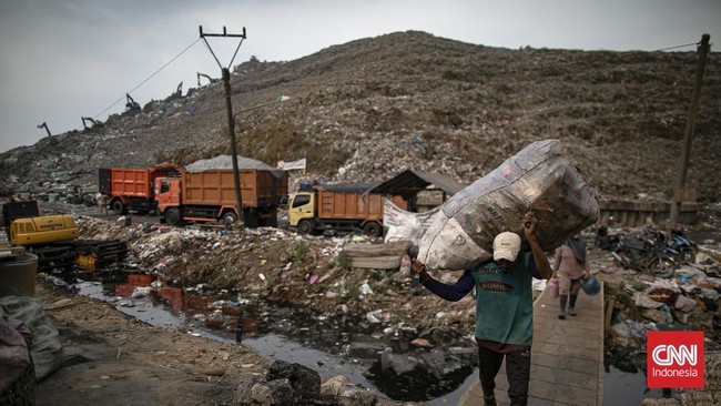 Petugas memasang patok pada geomembran sebagai media pelindung untuk menutup tumpukan sampah di Tempat Pengolahan Sampah Terpadu (TPST) Bantargebang, Kota Bekasi, Jawa Barat, Selasa (4/8/2026). (CNN Indonesia/Adi ibrahim)