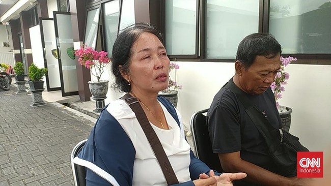 Kabar duka menyelimuti keluarga Sari Sukoco (39), sopir truk asal Tulungagung yang menjadi korban tewas dalam tragedi kebakaran KMP Mutiara Sentosa II.