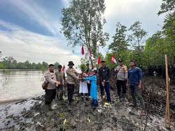 Ekspedisi Merah Putih Polres Dumai Kibarkan Bendera dari Sekolah hingga Lautan