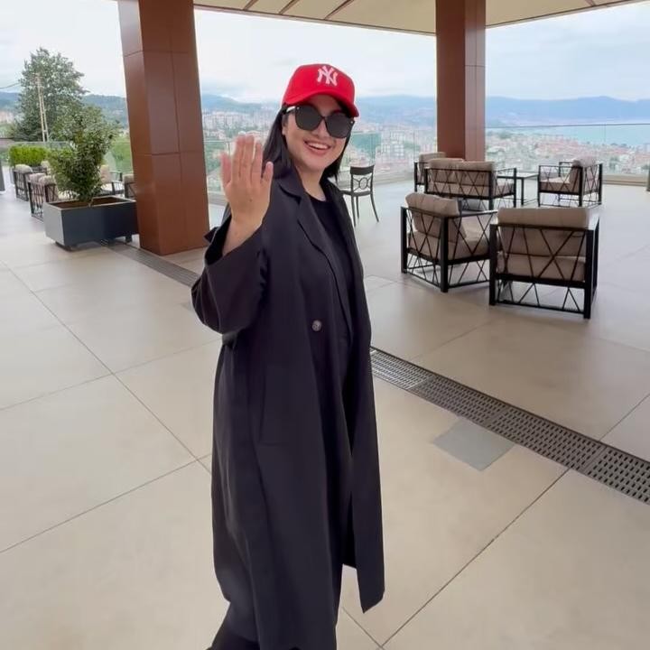 <p>Selama di Turki, Fitri menyempatkan diri mengunjungi kota Trabzon. Perempuan 39 tahun ini sempat berbagi potret pemandangan indah yang diambilnya saat menghabiskan waktu di salah satu hotel di Trabzon. "<em>MasyaAllah Tabarakallah, View</em> nya Trabzon, Turkiye. Indah Sekaliiii," ungkapnya. (Foto: Instagram @fitricarlina)</p>