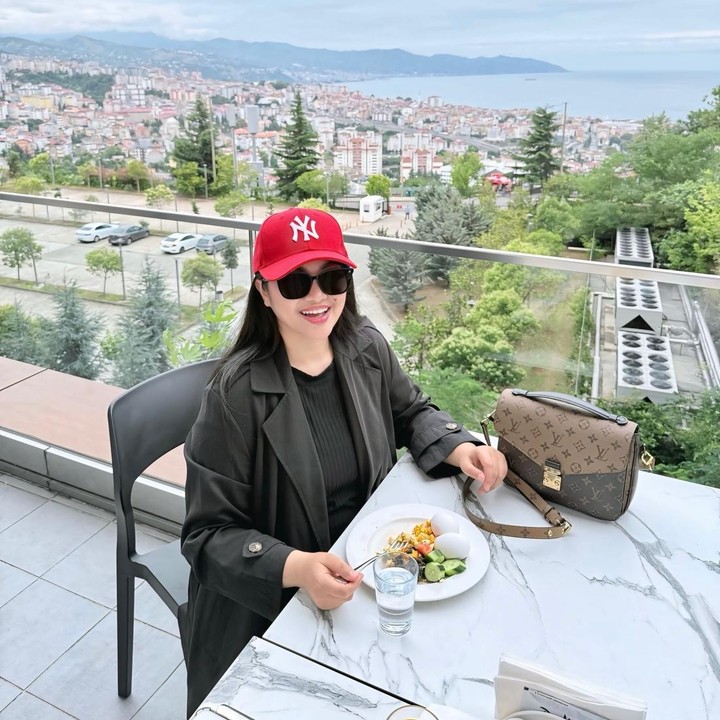 <p>Selama di Turki, Fitri mengunjungi kota Trabzon. Perempuan 39 tahun ini sempat berbagi potret pemandangan indah yang diambilnya saat menghabiskan waktu di salah satu hotel di Trabzon. "<em>MasyaAllah Tabarakallah, View</em> nya Trabzon, Turkiye. Indah Sekaliiii," ungkapnya. (Foto: Instagram @fitricarlina)</p>