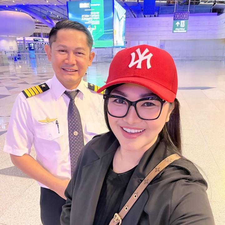 <p>Fitri membagikan momen kebersamannya dengan sang suami di Instagram. Perjalanan ke Turki kali ini ternyata cukup singkat, Bunda. "<em>Alhamdulillah</em> kemarin Bisa Ikut Dampingi Ayah Hendra Terbang ke Trabzon, Turkiye. Cuma Sehari Semalam, Tapi Seruu Bangett Selama di Trabzon," tulisnya dalam unggahan ini. (Foto: Instagram @fitricarlina)</p>