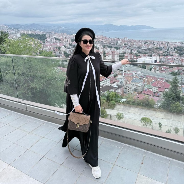 <p>Dalam potret lainnya, Fitri terlihat mengenakan baju terusan berwarna hitam dengan nuansa putih. Fitri menyempurnakan <em>fashion</em>-nya dengan memakai beret hitam yang dikenakan sebagai aksesoris penutup kepala. (Foto: Instagram @fitricarlina)</p>