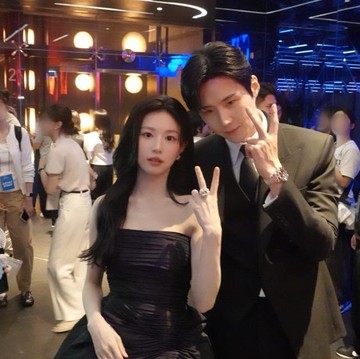 Potret Reuni Kim Seon Ho dan Go Yoon Jung di Blue Dragon Series Awards 2026
