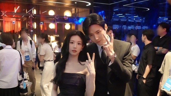 Potret Reuni Kim Seon Ho dan Go Yoon Jung di Blue Dragon Series Awards 2026