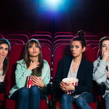 3 Zodiak Paling Gampang Menangis saat Menonton Film