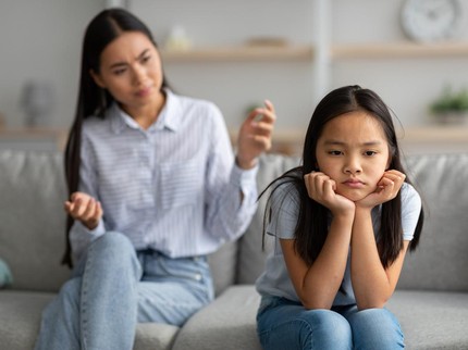 Anak Mulai Malu Dipeluk dan Dicium Orang Tua di Depan Teman, Wajarkah?