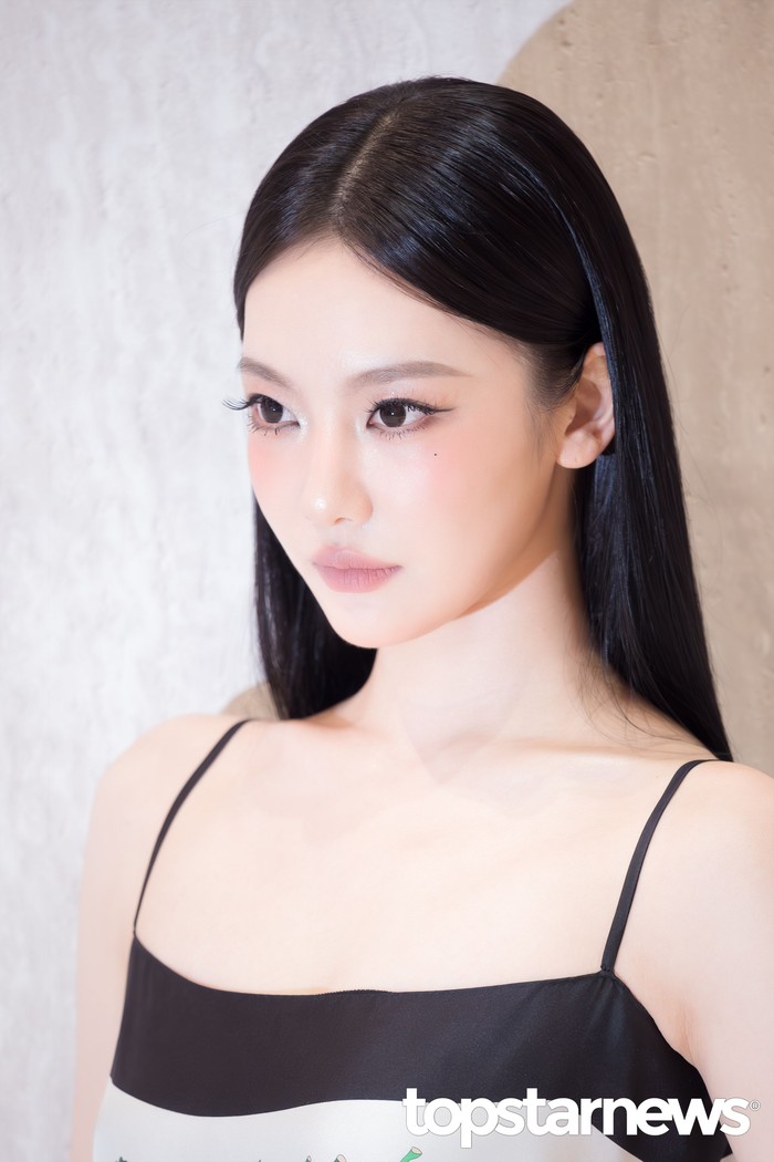Kali ini, idol K-Pop yang berasal dari Harbin, China kelahiran tahun 2002 satu ini membuat model dress simpel yang ia kenakan tetap terlihat stylish dan tidak membosankan. Pantas saja ia menjadi sorotan publik ya, Beauties! / Foto: x.com/TSN_PHOTO