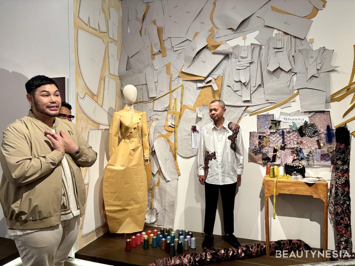Display ruang kerja pembuat pola Ivan Gunawan di instalasi NUSANOVA 2.0