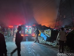 Gudang Rongsokan Tasikmalaya Terbakar, 2 Petugas Damkar Terluka