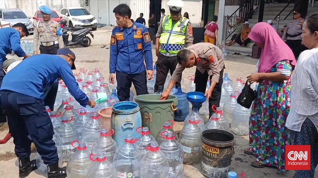 Sebanyak 700 kepala keluarga (KK) di Kecamatan Tigaraksa, Kabupaten Tangerang, Banten, mengalami krisis air bersih akibat kekeringan yang dipicu musim kemarau ekstrem. Kondisi tersebut telah berlangsung selama sekitar dua bulan.