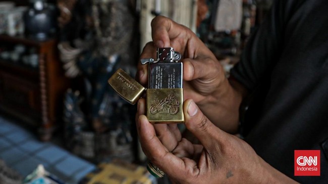 Seorang pedagang memamerkan koleksi korek api lawas di Pasar Barang Antik Jalan Surabaya, Menteng, Jakarta. (CNN Indonesia/Febria Adha L).