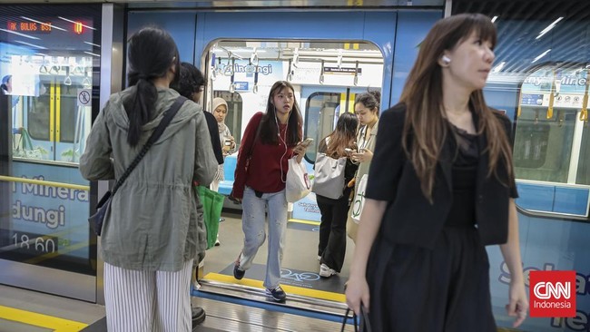 Masyarakat menggunakan transportasi umum  MRT Jakarta, Selasa (04/08/2026). (CNN Indonesia/Adhi Wicaksono)