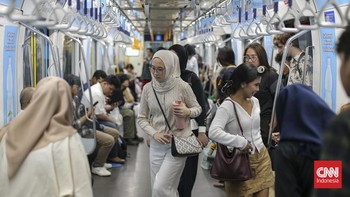 Masyarakat menggunakan transportasi umum  MRT Jakarta, Selasa (04/08/2026). (CNN Indonesia/Adhi Wicaksono)