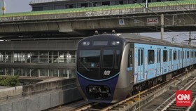 Masyarakat menggunakan transportasi umum  MRT Jakarta, Selasa (04/08/2026). (CNN Indonesia/Adhi Wicaksono)