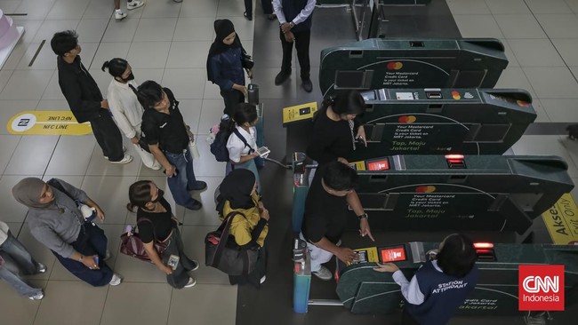 Masyarakat menggunakan transportasi umum MRT Jakarta, Selasa (04/08/2026). (CNN Indonesia/Adhi Wicaksono)