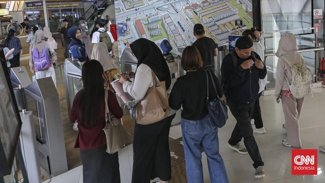 Masyarakat menggunakan transportasi umum Transjakarta , Selasa (04/08/2026). CNN Indonesia/Adhi Wicaksono