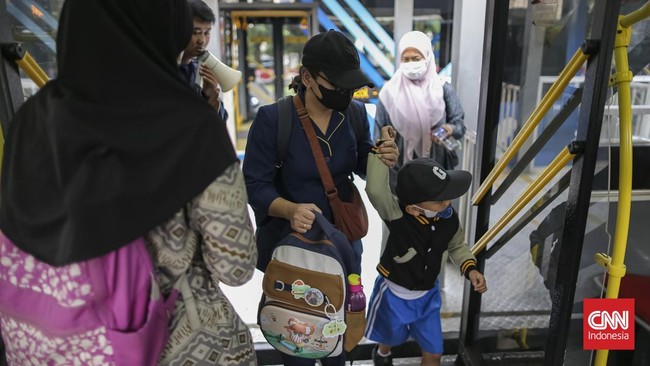 Masyarakat menggunakan transportasi umum Transjakarta , Selasa (04/08/2026). CNN Indonesia/Adhi Wicaksono