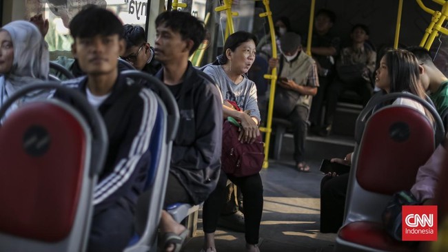 Masyarakat menggunakan transportasi umum Transjakarta , Selasa (04/08/2026). CNN Indonesia/Adhi Wicaksono