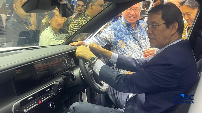 Purbaya Heran Penduduk RI 5 Kali Malaysia, Penjualan Mobilnya Sama