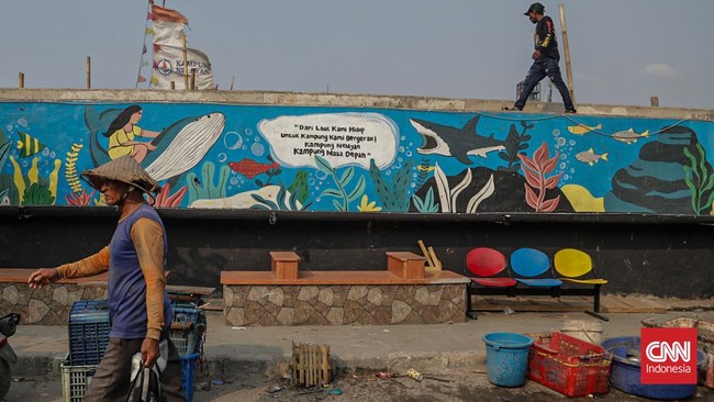 Sejumlah pekerja memilah hasil tangkapan laut di Kampung Nelayan Cilincing, Jakarta, Selasa (4/8). (CNN Indonesia/Febria Adha L)